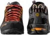 Zustiegsschuhe "Hyper GTX" von La Sportiva in Schwarz mit orangefarbenen Schnürsenkeln; Vorder- und Rückansicht. Anteprima dell’immagine prodotto