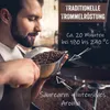 A man smelling coffee beans from a scoop, with text overlays describing the roasting process. Produktbild-Vorschau