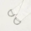 Close-up of the corner of a white sun sail with D-rings for attachment. Produktbild-Vorschau