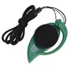 A green ear-mounted AM/FM radio with a black cord. Voir les images du produit