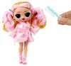 A doll with pink and blonde hair wearing a pink robe and pink slippers, with a light blue comb held by a hand. Voir les images du produit