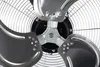 Close-up view of the blades and motor housing of a fan. Voir les images du produit