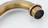 A close-up shot of a faucet spout with a brushed gold finish. Anteprima dell’immagine prodotto