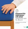 A child's hand rests on a blue fitted sheet, with text overlay describing mattress compatibility. Anteprima dell’immagine prodotto