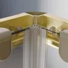 Detailbild auf den Schließbereich einer goldfarbenen Dusche mit transparenten Dichtungen Produktbild-Vorschau