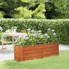 A wooden planter box filled with purple hydrangeas sits on a grassy lawn next to a patio table and chairs. Produktbild-Vorschau