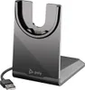A black and gray headset charging dock with a USB cable. Voir les images du produit