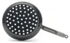 A black cast iron pan with a short handle and many small holes on its surface, shown against a white background. Voir les images du produit