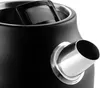 A close-up view of the top and spout of a black electric kettle, showing a tea infuser inside. Produktbild-Vorschau