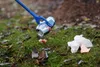 A blue trash grabber picking up two aluminum cans from the grass. Anteprima dell’immagine prodotto