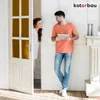A man and a woman are standing in a doorway, looking at each other. The man is holding a tablet. Produktbild-Vorschau