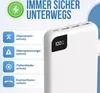 A white power bank with a digital display showing 100% charge, next to a list of its safety features. Produktbild-Vorschau