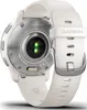 The back of a white Garmin smartwatch with a silver metal buckle and a visible heart rate sensor. Voir les images du produit