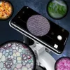 A smartphone is attached to a microscope, displaying magnified images of cells on its screen. Several other magnified cell images are displayed around the phone and microscope. Anteprima dell’immagine prodotto