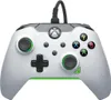 A white Xbox controller with green accents and a black cable is shown against a white background. Voir les images du produit