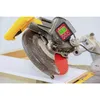 A digital angle gauge is attached to a miter saw, measuring an angle on a piece of wood. Produktbild-Vorschau