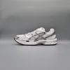 A single white and silver Asics running shoe is shown against a plain gray background. Produktbild-Vorschau