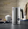 A WMF milk frother is shown on a kitchen counter next to some chocolate cake and a cup of whipped cream. Voir les images du produit