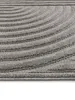 A close-up view of a grey rug with a curved line pattern. Anteprima dell’immagine prodotto