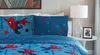 A bed with Spiderman-themed bedding, a lamp, and a framed picture on a nightstand. Produktbild-Vorschau
