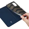 A hand is holding open a blue phone case, revealing the interior with a wavy pattern. Anteprima dell’immagine prodotto