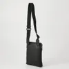 A black BOSS messenger bag is shown against a white background. Voir les images du produit