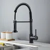 A black kitchen faucet with a pull-down sprayer is shown in a kitchen setting. Produktbild-Vorschau