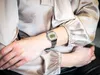 A person wearing a silver Casio watch on their wrist. Voir les images du produit