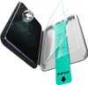 A product packaging with a screen protector being demonstrated. Anteprima dell’immagine prodotto