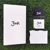 Product packaging and accessories laid out on a green, grassy surface. Voir les images du produit