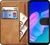 A brown leather wallet-style phone case with a Huawei P40 Lite E phone inserted, showing a credit card and euro banknotes. Produktbild-Vorschau