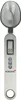 A digital spoon scale with a silver spoon head and a gray handle with a digital display and buttons. Voir les images du produit