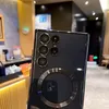 Close-up of the back of a smartphone with multiple camera lenses and a circular magnetic ring. Anteprima dell’immagine prodotto