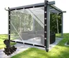 Klare Outdoor-Vorhänge mit schwarzen verstärkten Kanten und Ösen, an einer grauen Pergola befestigt, mit einem Bündel schwarzer Bungee-Seile im Vordergrund Anteprima dell’immagine prodotto