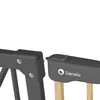 A close-up view of a baby gate's locking mechanism and a wooden support. Náhled obrázku produktu
