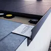 A close-up view of a roof edge detail, showing layers of construction materials and drainage components. Anteprima dell’immagine prodotto