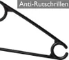 Close-up of a black plastic clothes hanger with anti-slip grooves. Produktbild-Vorschau