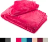 A folded pink fleece blanket is shown against a white background. Produktbild-Vorschau