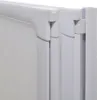 A close-up view of the corner and hinges of a white shower screen with multiple panels. Produktbild-Vorschau