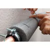 A person's hands are shown installing pipe insulation around a copper pipe. Produktbild-Vorschau
