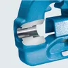 A close-up view of a blue metal vise with a metal rod inserted into its jaws. Podgląd zdjęcia produktu