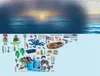 A collection of pirate-themed toys and accessories laid out against a light blue background, with a seascape image at the top. Anteprima dell’immagine prodotto