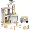 Een houten brandweerstation met accessoires, inclusief Productafbeelding-voorbeeld 1
