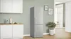 Bosch Serie 4 KGN36VIBT Freistehende Kühl-Gefrier-Kombination mit Gefrierbereich unten, 186 x 60 cm, Edelstahl (mit Antifingerprint) Schrägansicht geschlossen Beispielküche Produktbild-Vorschau