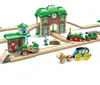 Set di trenino in legno retrò Hape, con stazione, Anteprima dell’immagine prodotto 4