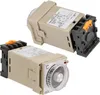 Two beige electronic temperature controllers are shown, one in the foreground and one in the background, against a white background. Anteprima dell’immagine prodotto