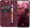A burgundy flip-case phone cover is open, showing card slots and a banknote on the left, and a smartphone with a lock screen on the right. Produktbild-Vorschau