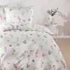 Estella Bettwäsche Verna multicolor auf einem Einzelbett, dekoriert in einem modernen Schlafzimmer mit Blumenmuster. Produktbild-Vorschau