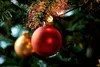 24 x kleine Weihnachtskugeln aus Kunststoff zum Hängen - Produktbild-Vorschau 2