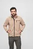 A man wearing a beige fleece jacket and green cargo pants, standing against a white background. Anteprima dell’immagine prodotto